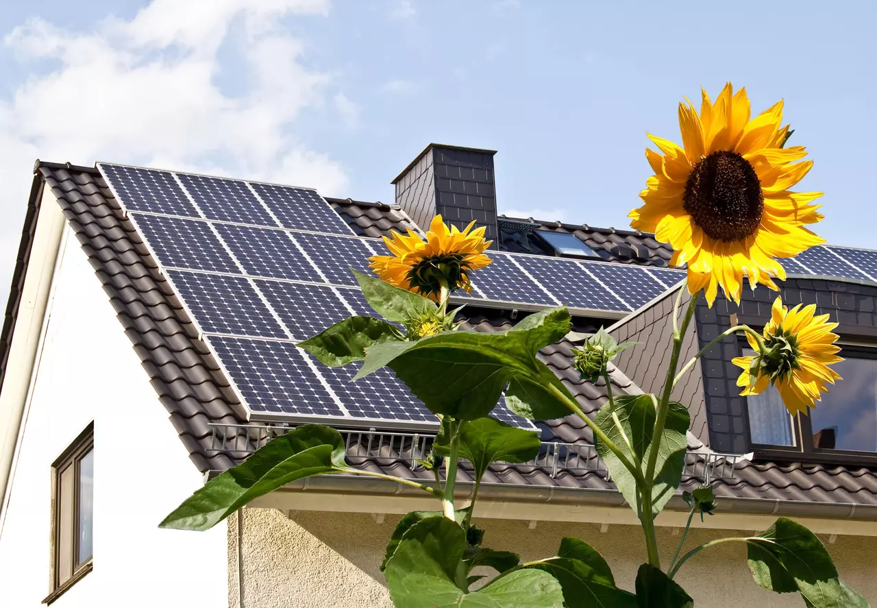 Sonnige Aussichten: Mit einer Photovoltaikanlage lassen sich dauerhaft die Stromkosten senken. Wichtige Faktoren für den Ertrag sind die Dachgröße und -ausrichtung.