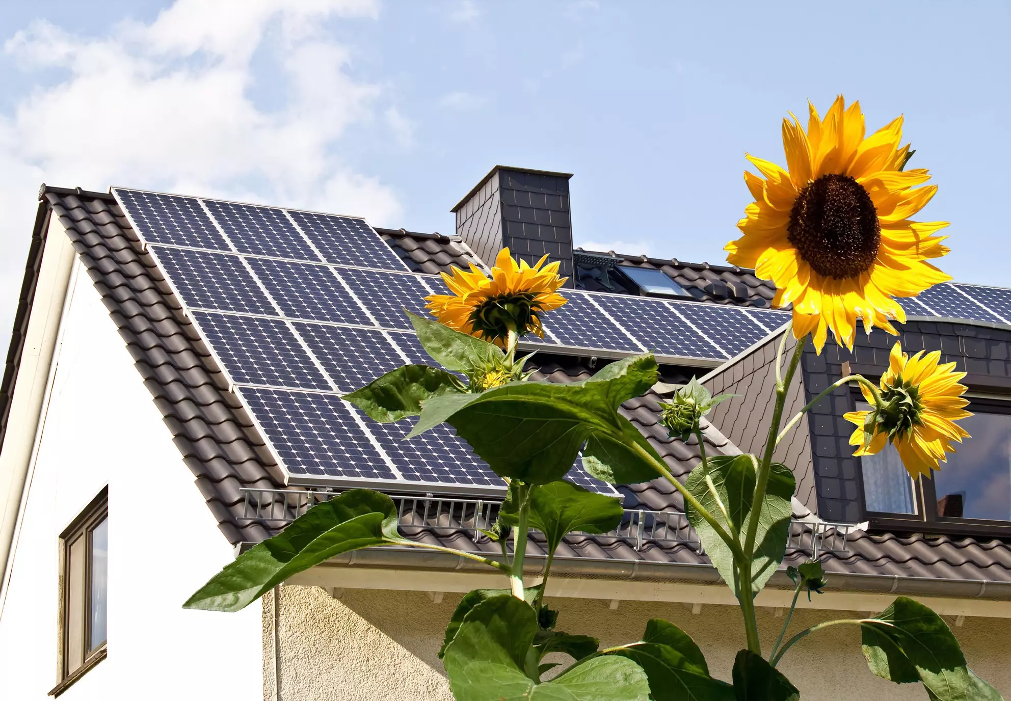 Sonnige Aussichten: Mit einer Photovoltaikanlage lassen sich dauerhaft die Stromkosten senken. Wichtige Faktoren für den Ertrag sind die Dachgröße und -ausrichtung.